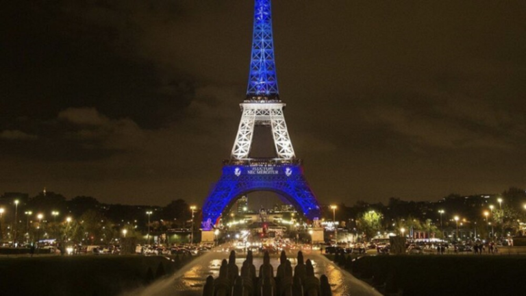 La Torre Eiffel luce banderas de Palestina e Israel